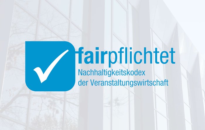 Logo des Unternehmens fairpflichtet vor der Fassade des RHEIN SIEG FORUMs 