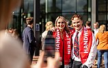 Zwei lächelnde Personen stehen vor dem RHEIN SIEG FORUM und posieren für ein Foto. Beide tragen rote Schals mit der Aufschrift „HANDWERKSMEISTER“. Im Vordergrund hält eine Person ein Smartphone, im Hintergrund sind weitere Gäste der Veranstaltung zu sehen.