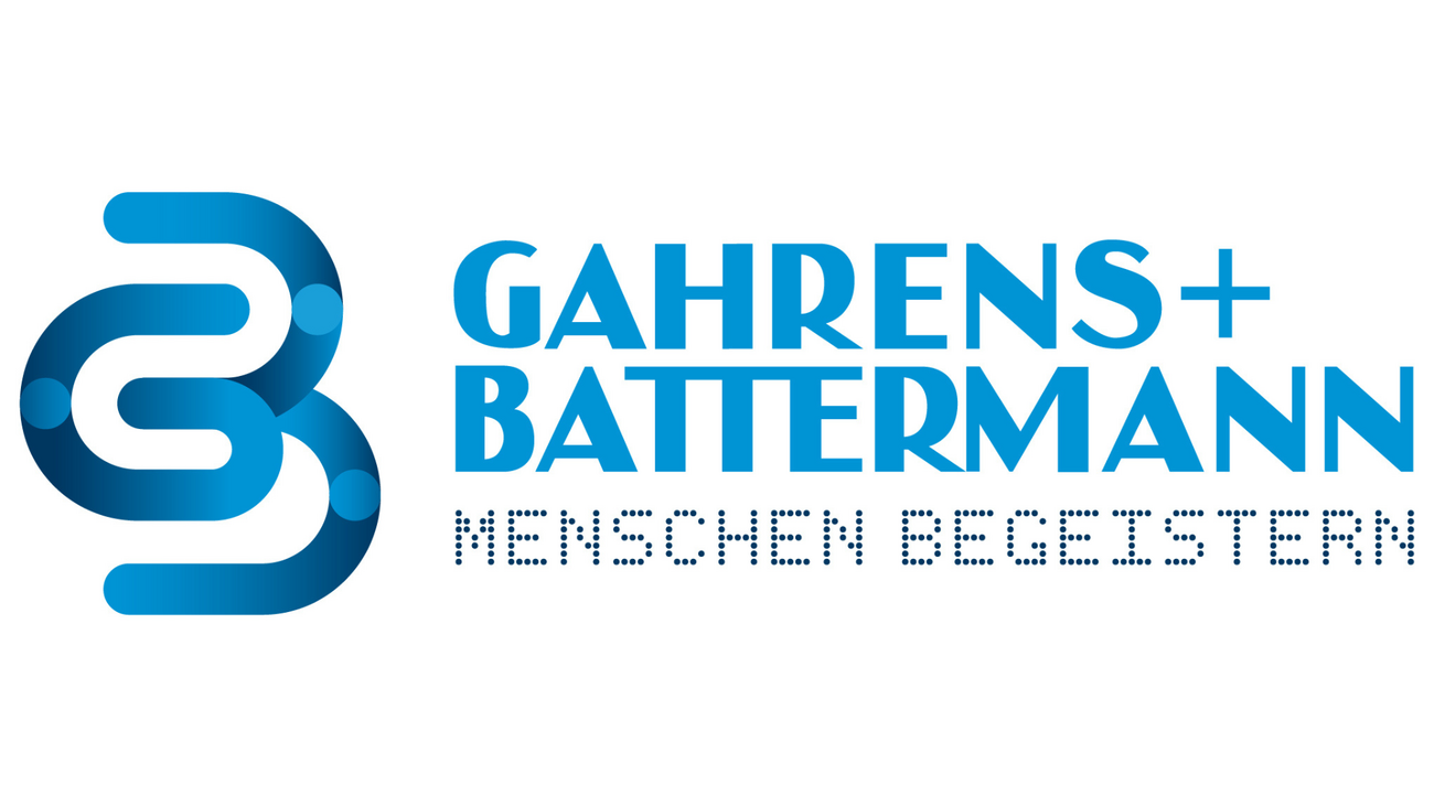 Logo von Gahrens + Battermann Mediensysteme auf weißem Hintergrund. Links befindet sich ein stilisiertes blaues „GB“-Symbol, rechts der Firmenname „GAHRENS + BATTERMANN“ in großen blauen Buchstaben sowie der Zusatz „MEDIENSYSTEME“ darunter.