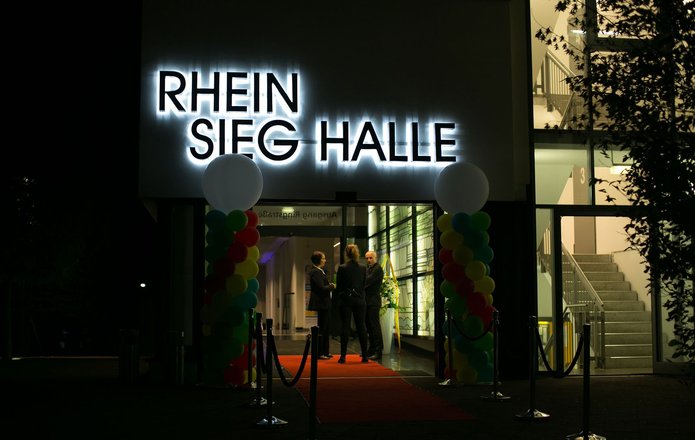 Beleuchteter Eigang an der Ringstraße des RHEIN SIEG FORUMs ehemalige Rhein-Sieg-Halle